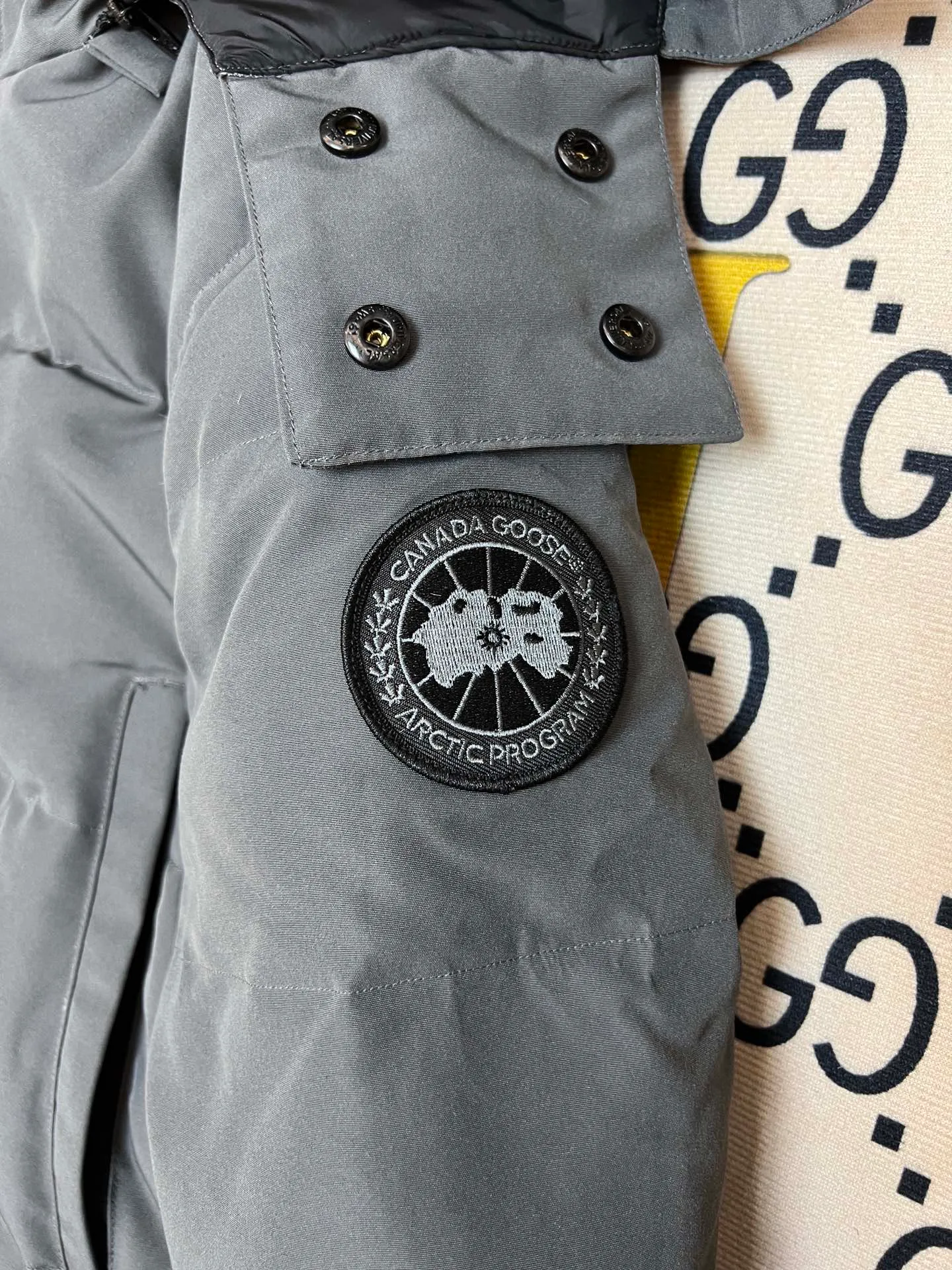 P800 Canada Goose Wyndham Parka has 29 styles for men and women. The hood and fur collar are detachable. My personal favorite is simple and elegant. It is clean and tidy. All Arctic and Antarctic scientific expedition teams choose Canada Goose as their cold wear. It is the Rolls-Royce of down jackets. ➖ Industry-leading anti-counterfeiting chip sensing. ➖ Imported Behringer embroidery machines and customized embroidery labels, the highest level and industry leading. ➖ Imported Korean 21-count polyester-cotton blended original fabric, TC85 waterproof coated fabric, water-repellent, windproof and wear-resistant. ➖ The new national standard 80 white duck down is filled with an average of 520 grams of down. The amount of down filled is industry-leading. ➖ 100% nylon lining with double double-layer sealing design to prevent velvet running, and seamless thread design on the cuffs! ➖ Western Canadian Green Wolf Collar. ➖ Yoshida YKK provides original factory-customized electroplated sliders. YKK two-way lockable zippers are tight and smooth and do not peel off paint. ➖ 3M composite Velcro is durable and the accessories and hardware are all custom-made. Note: Our copywriting is only simple and clear. Instead of bragging about the copywriting, it is better to compare and understand with samples. Only for the purest goose, the most dedicated, the most professional, the highest quality, the highest cost performance! SIZE:S-XXL [With size chart]